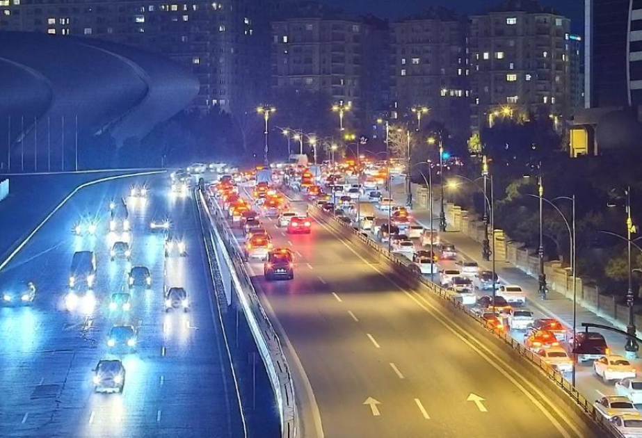 Metronun "Koroğlu" stansiyası istiqamətində sıxlıq yaranıb