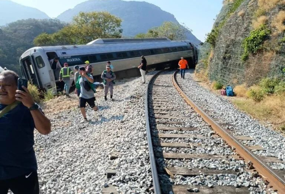 Meksikada qatar qəzası zamanı 13 nəfər həlak olub