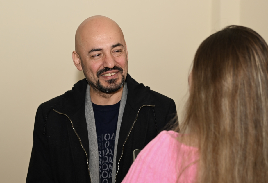 Художник Мустафа Мустафаев: Неоновый театр - редкий формат, где темнота становится источником сказки