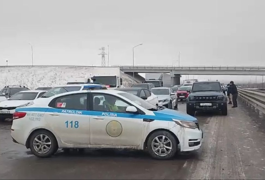 Непогода парализовала трассы в Казахстане: сотни машин движутся только с сопровождением