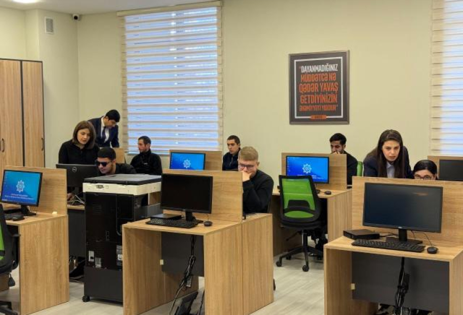 Peşə kursunda görmə məhdudiyyəti olanlara rəqəmsal bacarıqlar öyrədilir