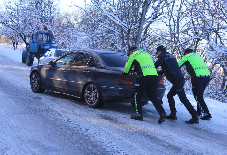 На Агсуинском перевале обеспечена безопасность движения, оказана помощь застрявшим в дороге ФОТО