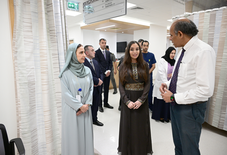 Leyla Aliyeva visite le Centre de traitement et de recherche sur le cancer à Mascate