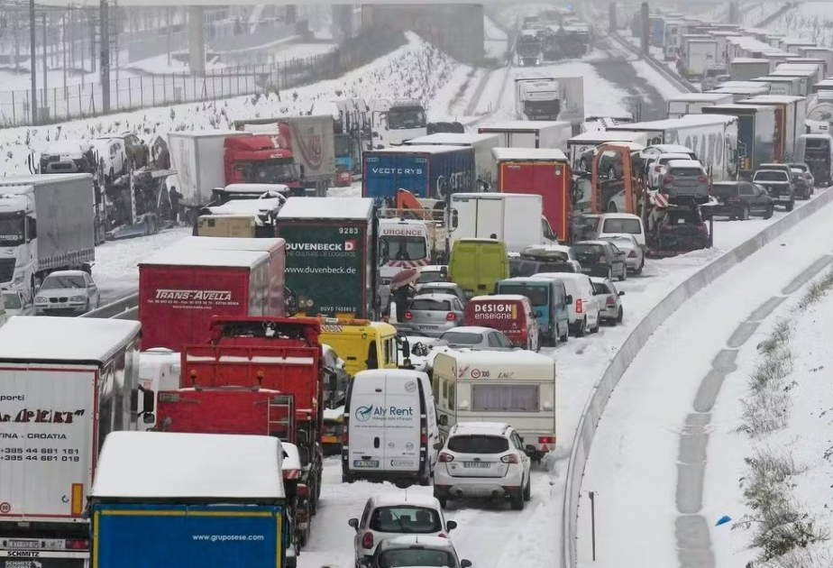 France / Neige-verglas : plus de 900 km de bouchons en Île-de-France, réseau de bus de la RATP interrompu