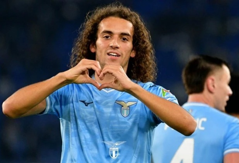 Jugador de la selección francesa en el Fenerbahçe