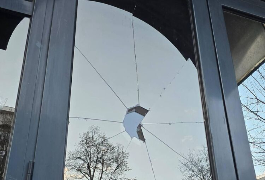 Skopje Foreign Ministry condemns "Incident in which unidentified individual broke Bulgarian Embassy's glass door"