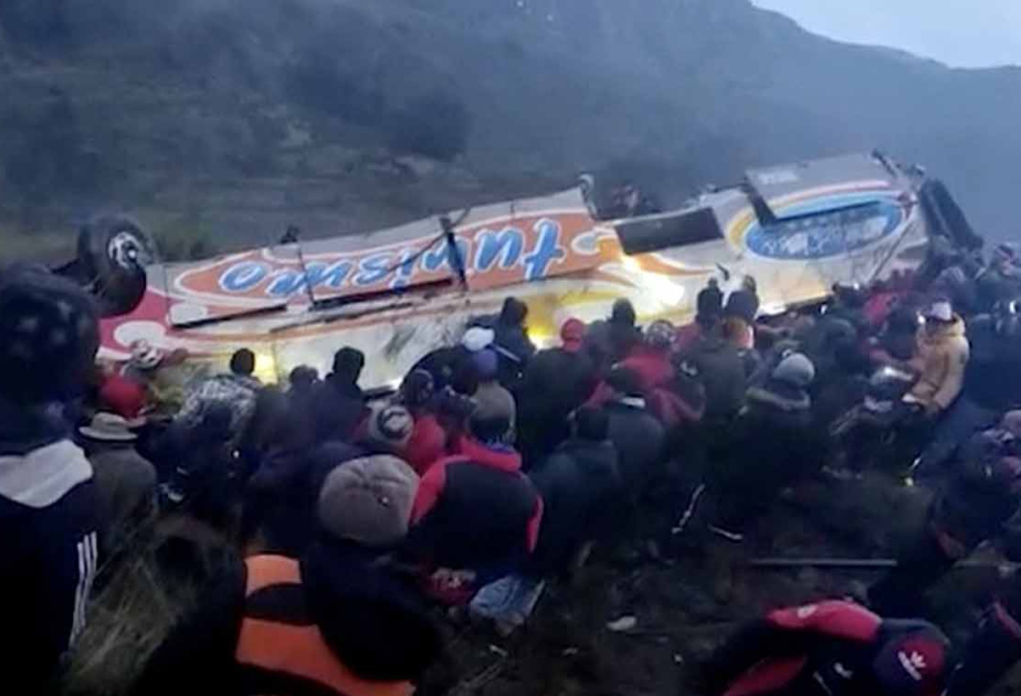 Boliviyada yol qəzasında bir ailənin 11 üzvü həlak olub