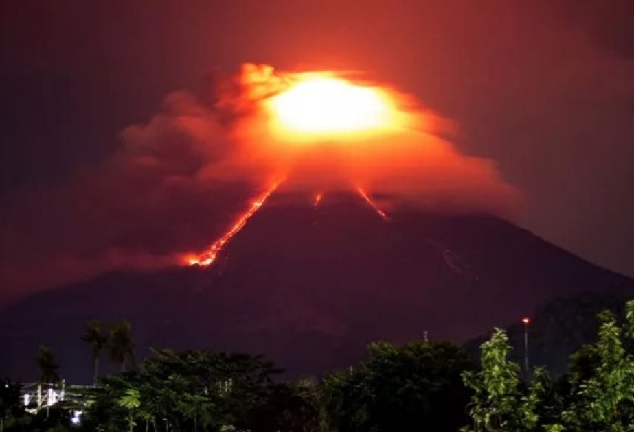 100-meter lava fountain observed at Philippines' Mayon Volcano