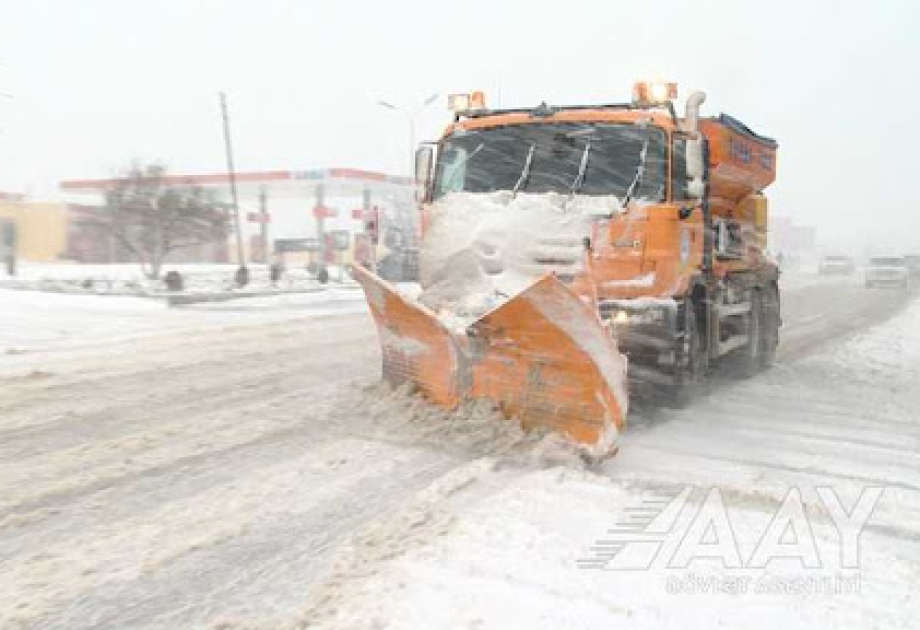 Hava şəraiti ilə əlaqədar region yollarında görülən işlər açıqlanıb