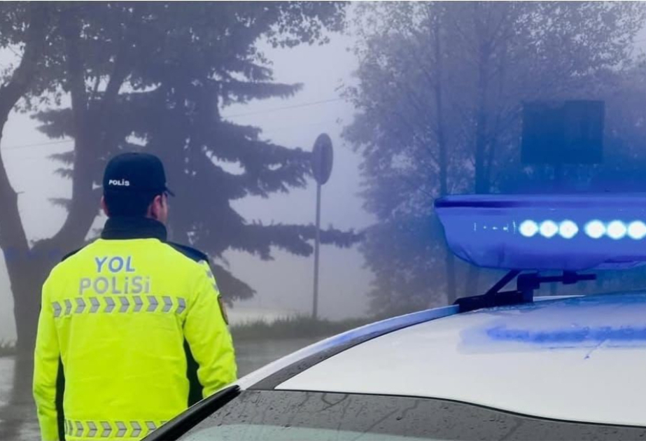 Polis yol qəzası zamanı xəsarət alan şəxslərə kömək edib VİDEO
