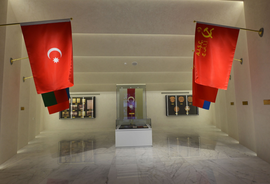 Azərbaycan muzeylərinin nadir eksponatları: Dövlət Bayrağı Muzeyinin kolleksiyasındakı AXC bayrağı