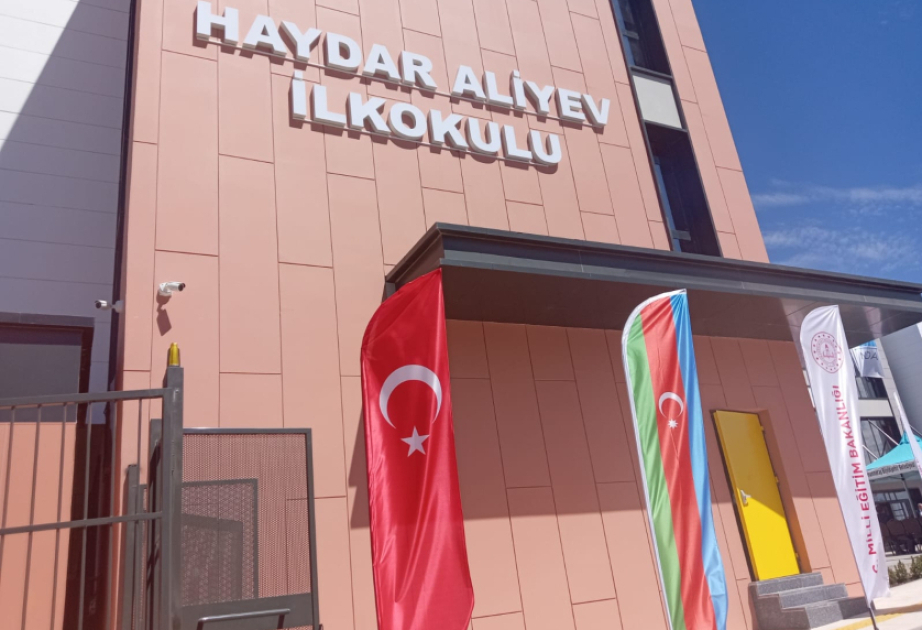 Kahramanmaraşdakı Heydər Əliyev adına ibtidai məktəbin yüzlərlə şagirdi müvəffəqiyyət cədvəli alıb