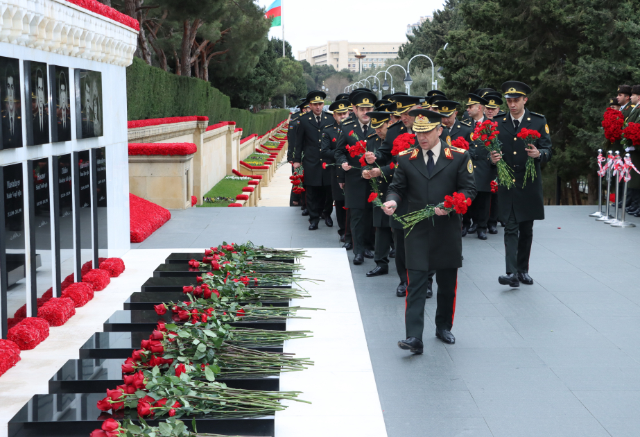 Dövlət Agentliyinin şəxsi heyəti Şəhidlər xiyabanını ziyarət edib