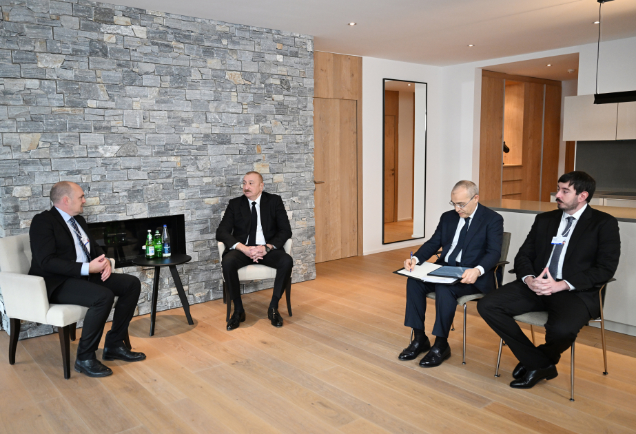 Präsident Ilham Aliyev trifft in Davos den Senior-Vizepräsidenten der Vestas Wind Systems Group für Marketing, Kommunikation, Nachhaltigkeit und Öffentlichkeitsarbeit VIDEO