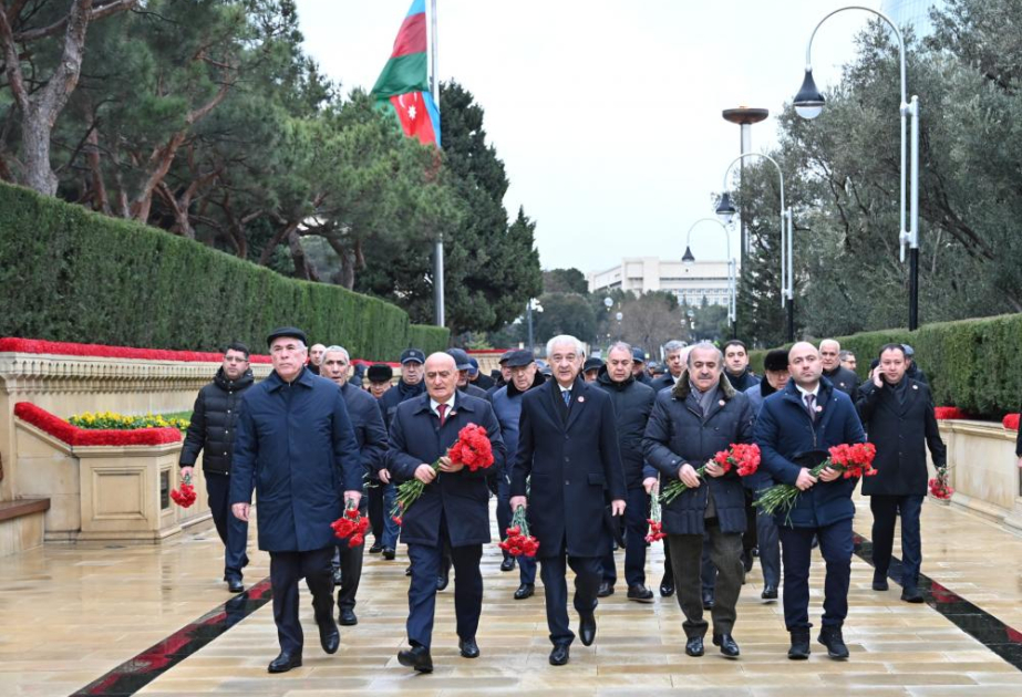 Milli Məclisin kollektivi Şəhidlər xiyabanını ziyarət edib