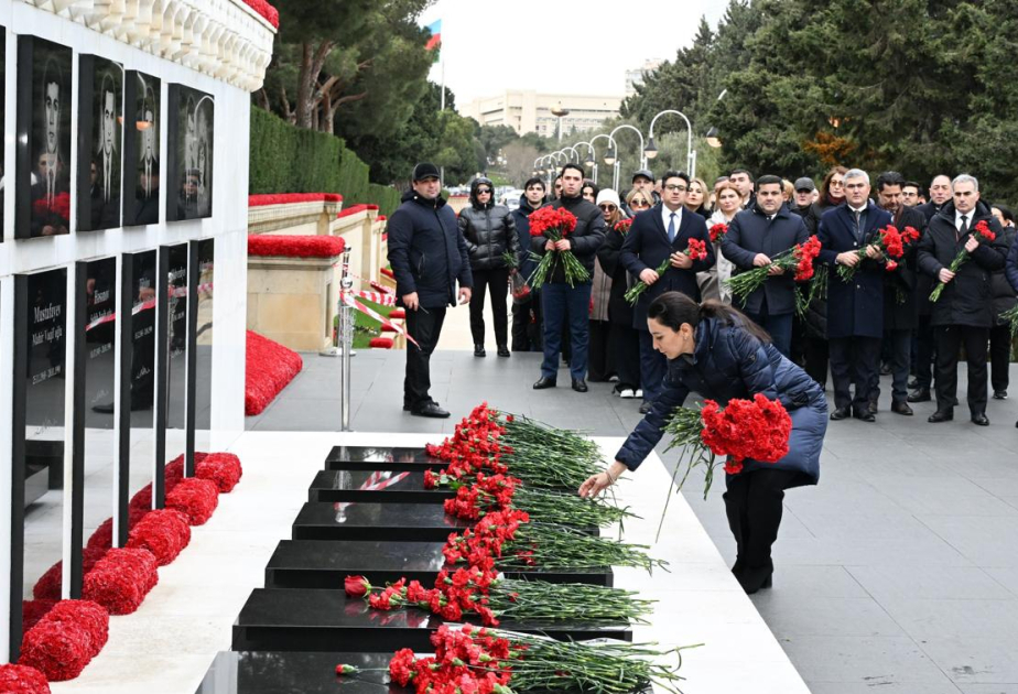 El personal de la Oficina de la Defensoría del Pueblo de Azerbaiyán visita el Callejón de los Mártires