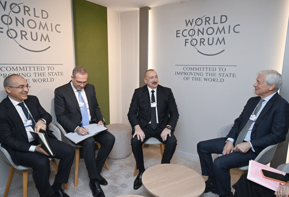 Präsident Ilham Aliyev trifft in Davos CEO und Vorsitzenden von „J.P. Morgan“ VIDEO