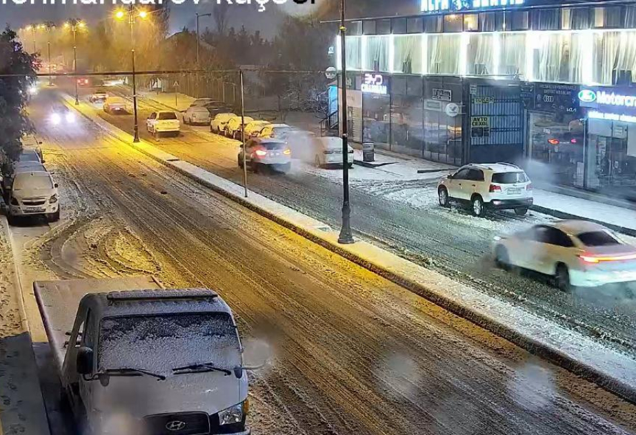 Bakıda qarlı hava şəraiti səbəbindən bəzi küçələrdə nəqliyyatın hərəkəti çətinləşib