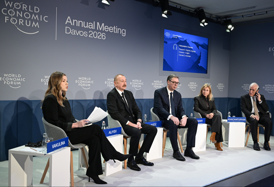 El Presidente Ilham Aliyev participó en la sesión del panel “Definiendo la Identidad Económica de Eurasia” en Davos