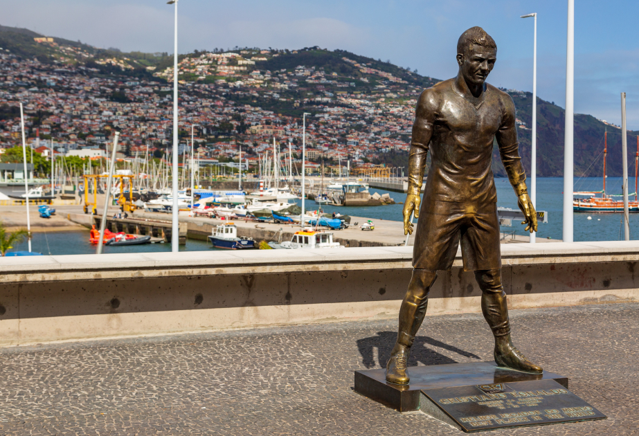 A man sets fire to Cristiano Ronaldo statue, almost burns himself and makes chilling threat