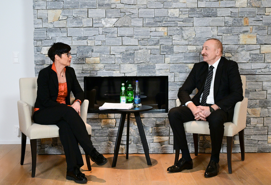 Davos: Präsident Ilham Aliyev trifft EU-Kommissarin für Erweiterung Marta Kos zusammen VIDEO