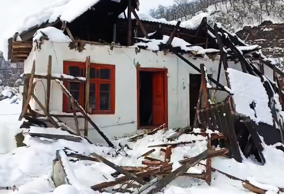 В Лерике под тяжестью снега обрушилась крыша дома