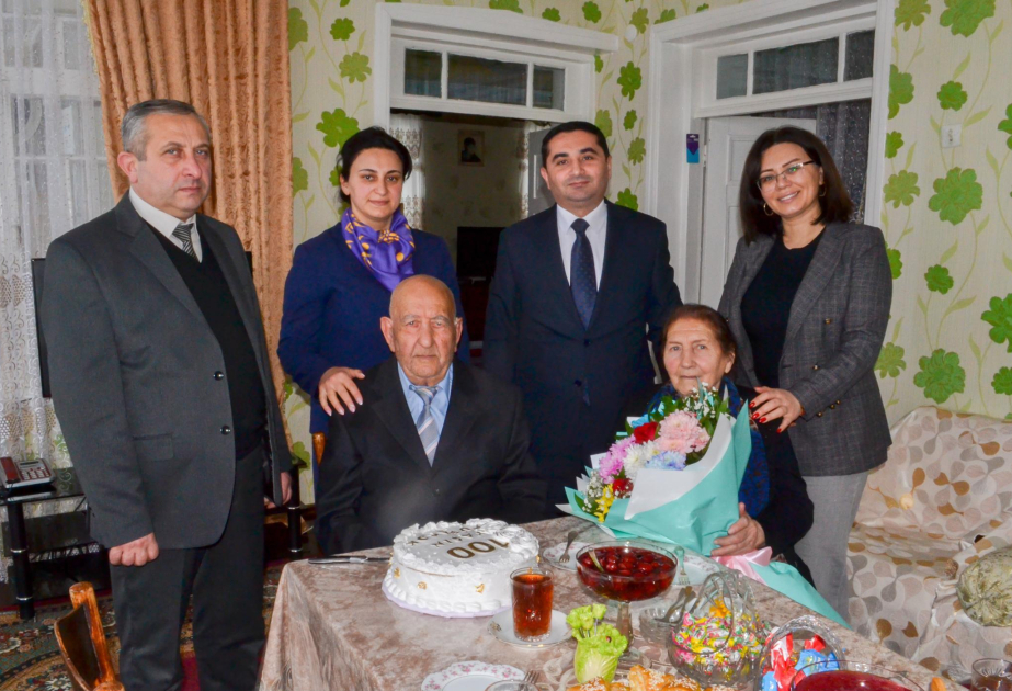 Соцработники навестили 100-летнего жителя Гядабея в день его рождения