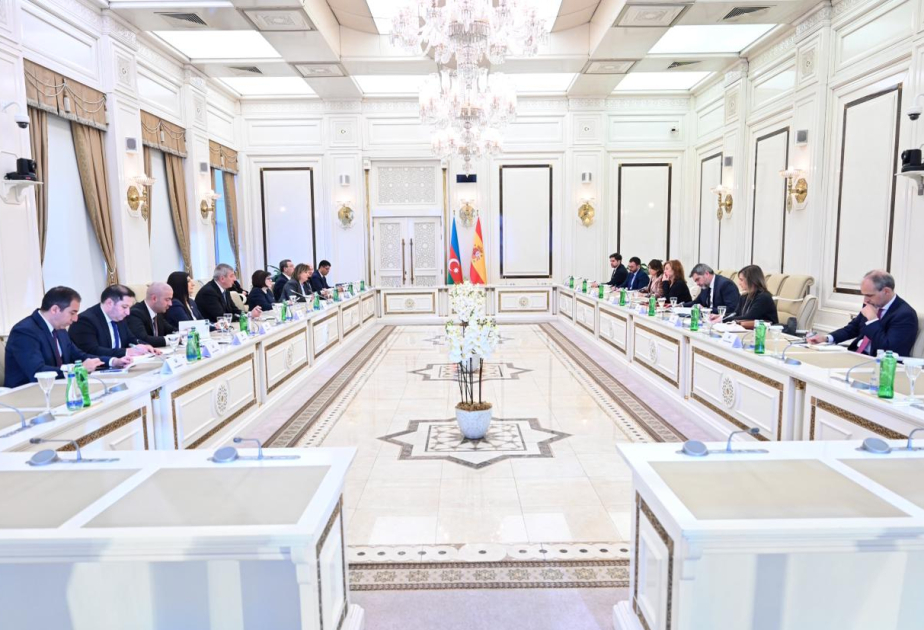 La Presidenta del Congreso de los Diputados español visita el Parlamento de Azerbaiyán