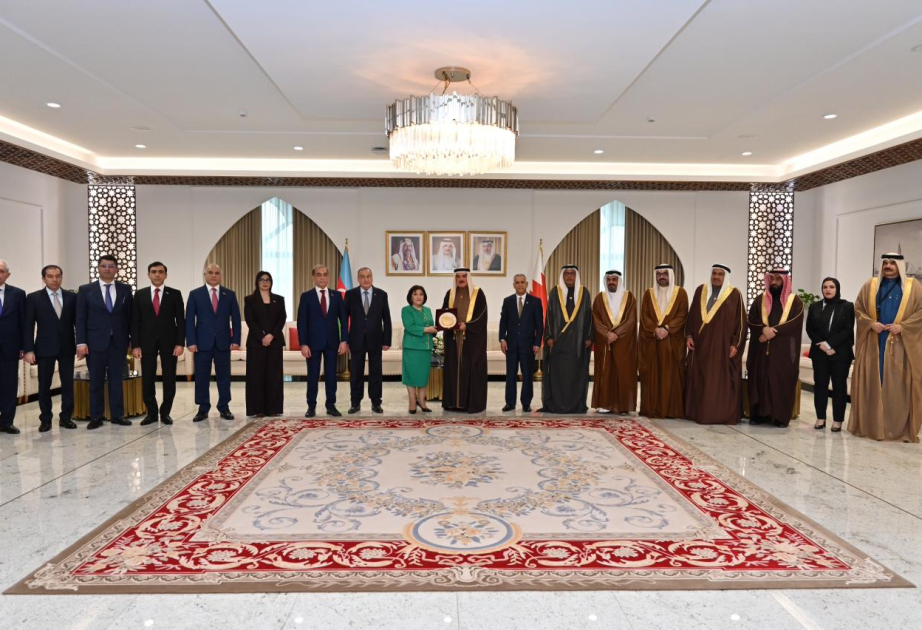 La Presidenta del Parlamento de Azerbaiyán se reunió con el Presidente del Consejo de Representantes de Baréin