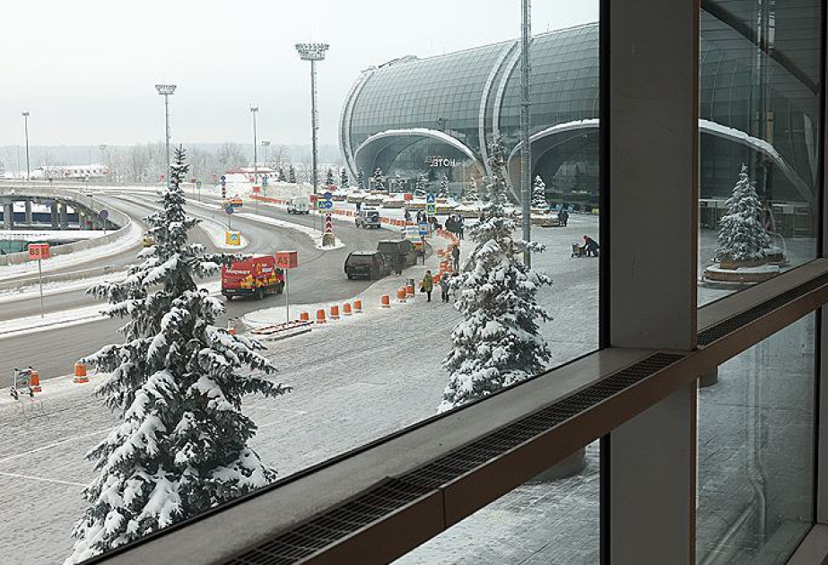 Сильный снегопад осложнил работу транспорта и аэропортов Москвы