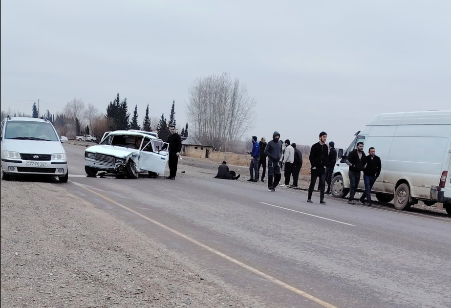 Salyanda VAZ və BMW toqquşub, xəsarət alanlar var VİDEO