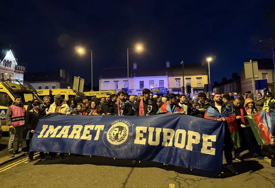 “Enfild” stadionunun qarşısında “Qarabağ”a dəstək - FOTOLAR