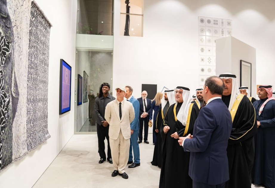 El Museo de Arte Contemporáneo de Baréin incorpora alfombras azerbaiyanas a su colección permanente