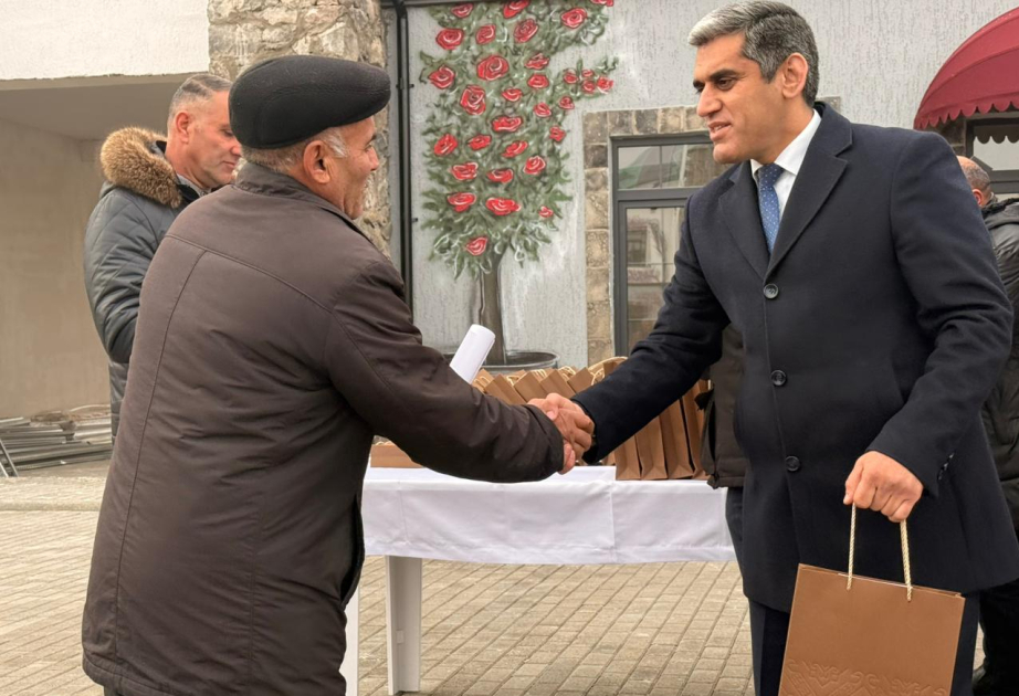 تقديم مفاتيح البيوت إلى العائلات التي أعيدت اليوم إلى قرية محمد بكلي في زنكيلان المحررة من الاحتلال الأرميني