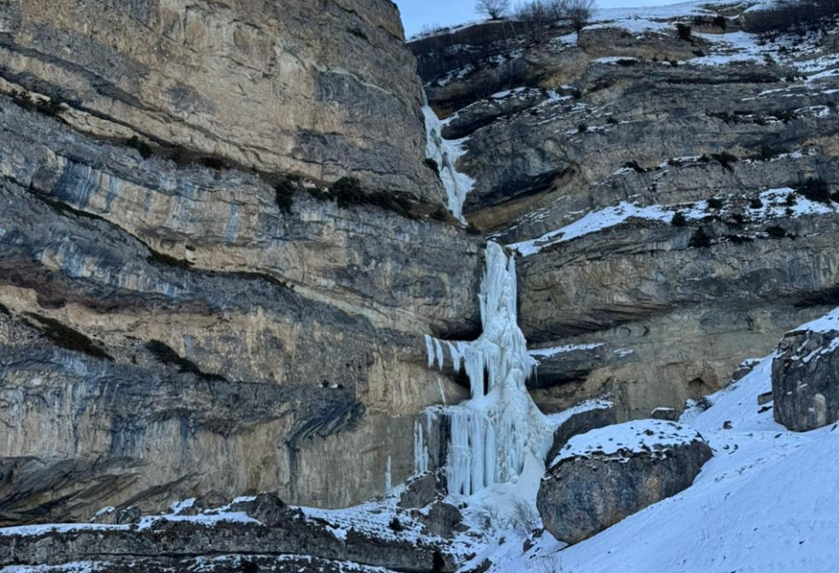 Winterwunder des Kaukasus: Der gefrorene Wasserfall des Dorfes Laza VIDEO