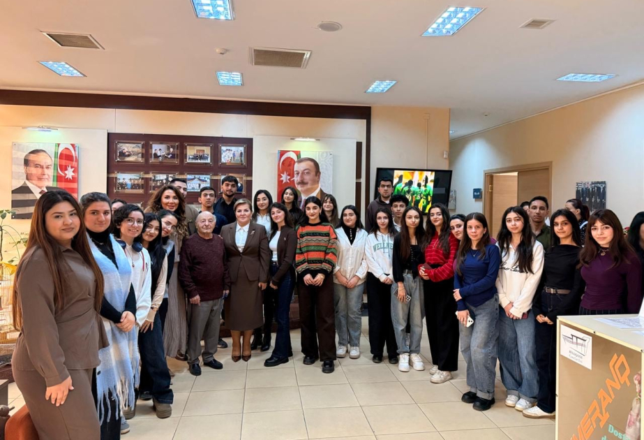 Xalq rəssamı Ömər Eldarov heykəltaraşlıq sənətinin incəliklərini gənclərlə bölüşüb