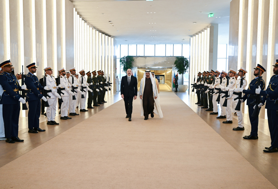 El Presidente Ilham Aliyev llega a los Emiratos Árabes Unidos en visita de trabajo