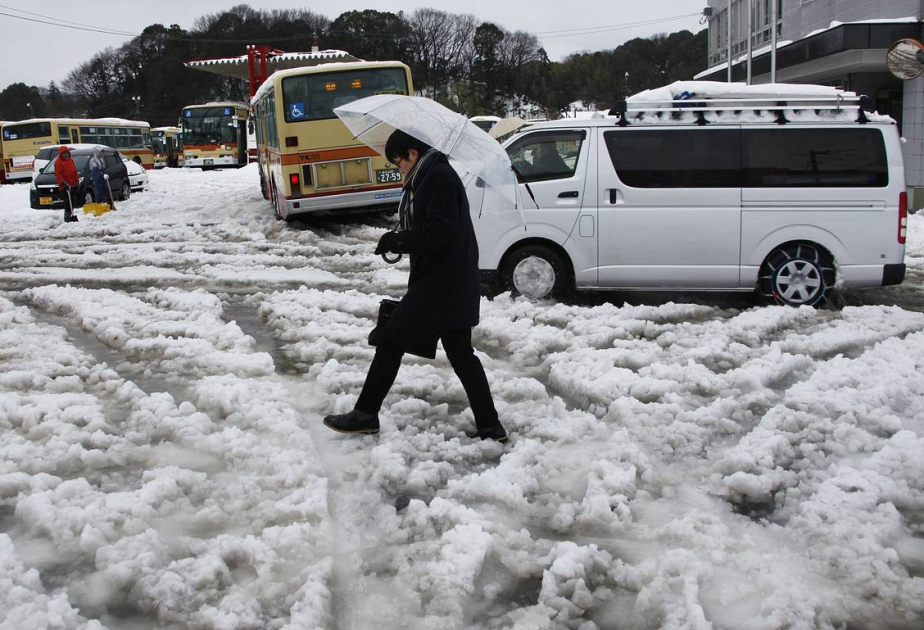 Death toll from heavy snow in Japan hits 30