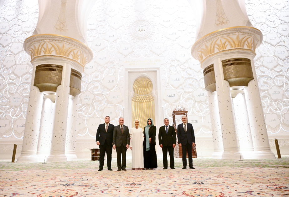 Leyla Əliyeva Əbu-Dabidə Şeyx Zayed məscidini ziyarət edib