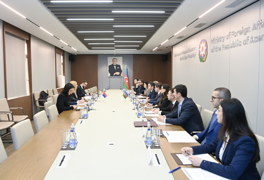Se celebran consultas políticas entre Azerbaiyán y Serbia