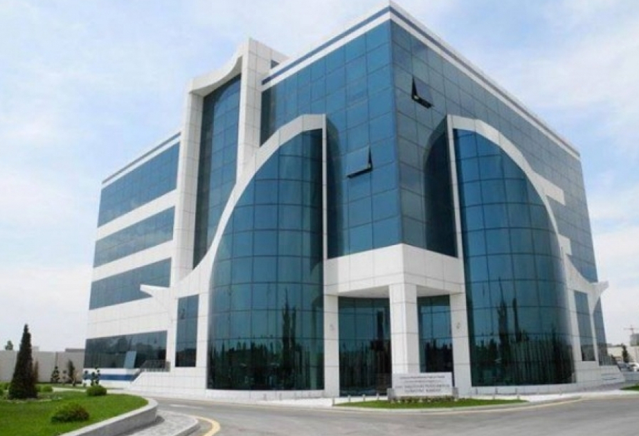 Təhlükəsizlik tədbirləri görmədən geriyə hərəkət edən avtomobil qəzaya səbəb olub