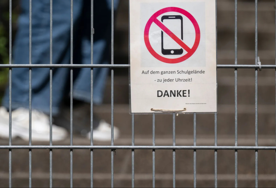 Almaniyada 16-18 yaşlı yeniyetmələrin əksəriyyəti məktəblərdə mobil telefonların qadağan edilməsini dəstəkləmir