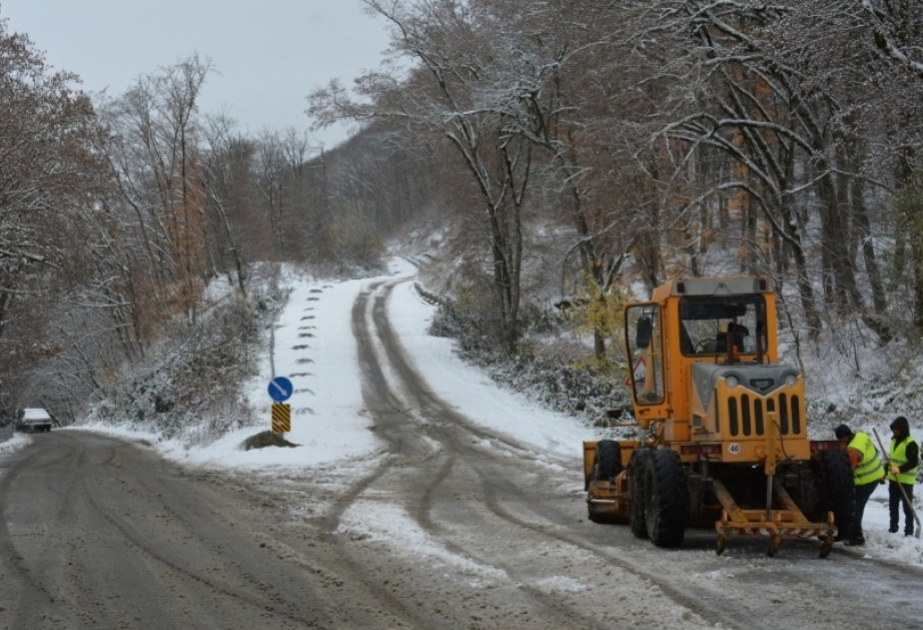 Sürücülərin nəzərinə: Şimal bölgəsində yolların buz bağlama ehtimalı var VİDEO