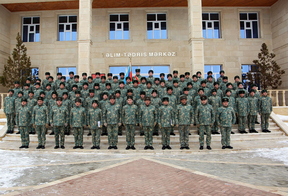 ƏÜO-da “Müddətdən artıq həqiqi hərbi xidmət hərbi qulluqçularının hazırlığı kursu”nun buraxılış mərasimi keçirilib