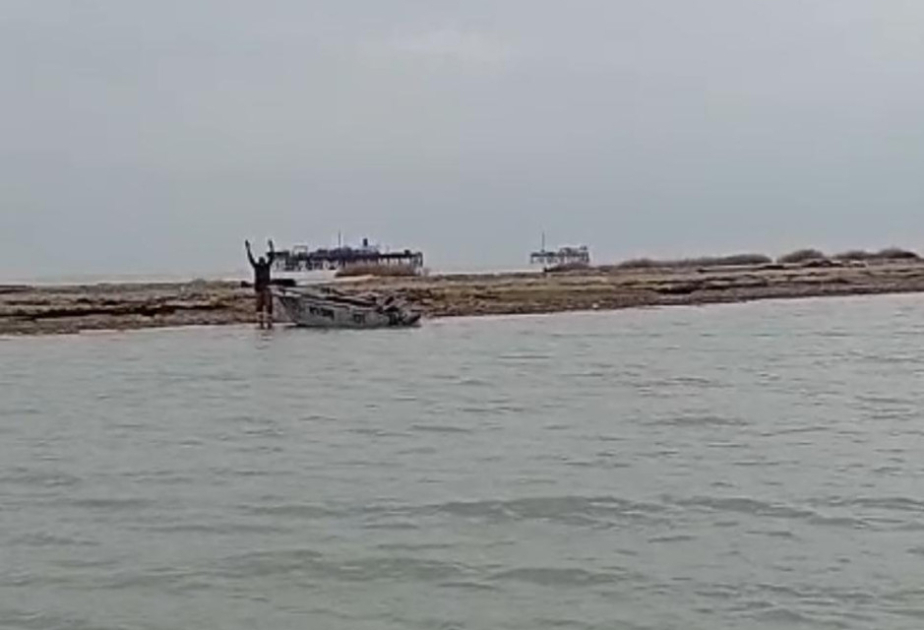 Спасены четыре человека, оказавшиеся в беспомощном состоянии на лодке в Каспийском море