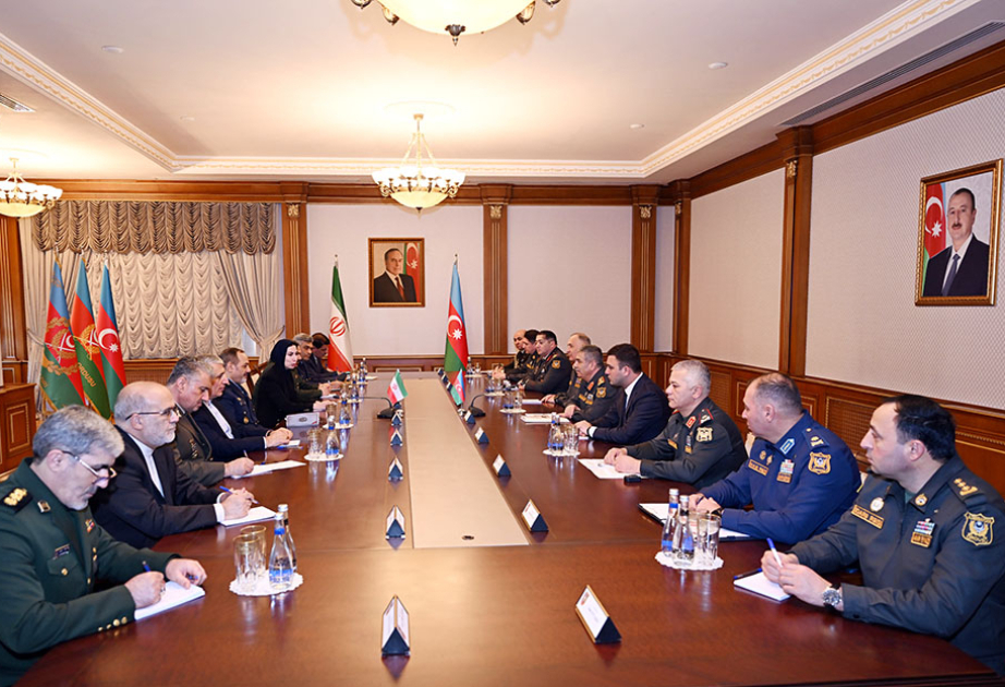 Les ministres azerbaïdjanais et iranien de la défense discutent de la coopération militaire