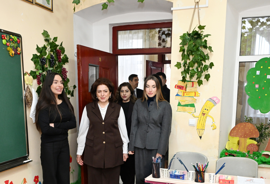 Leyla Aliyeva et Alena Aliyeva visitent l'école secondaire spéciale n° 45 à Gandja