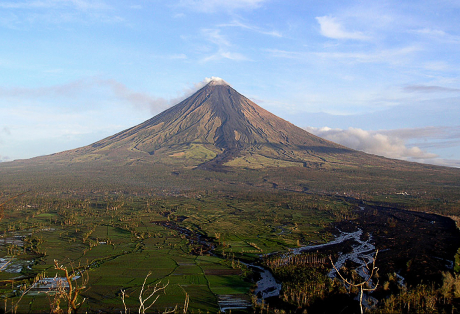 Filippində Mayon vulkanı yenidən püskürüb