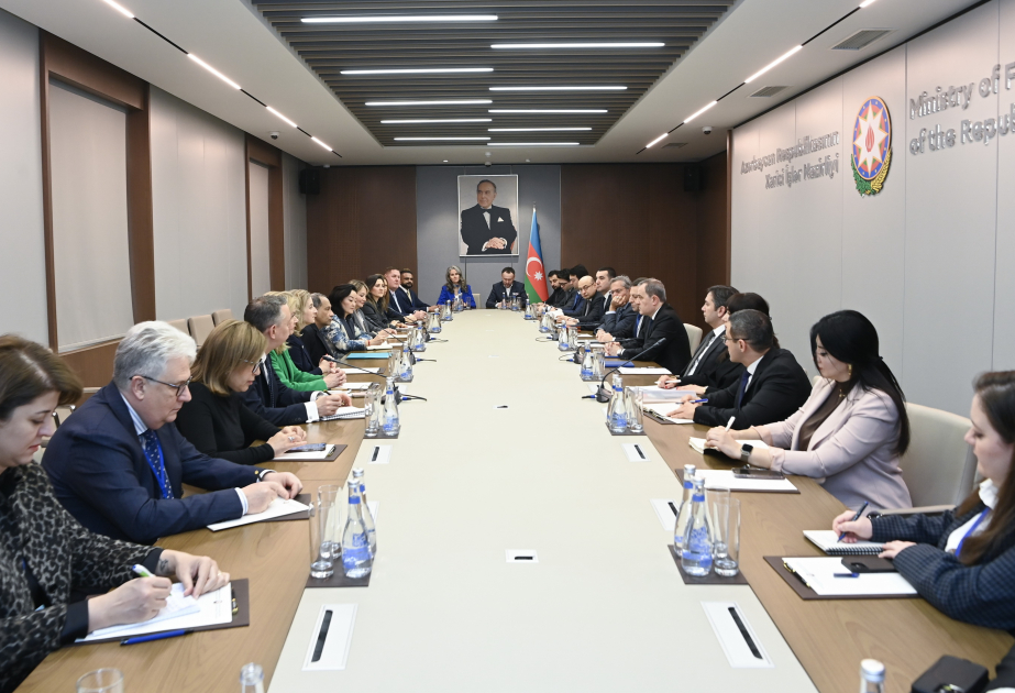 Azerbaiyán y EE.UU. debaten cooperación comercial y estratégica