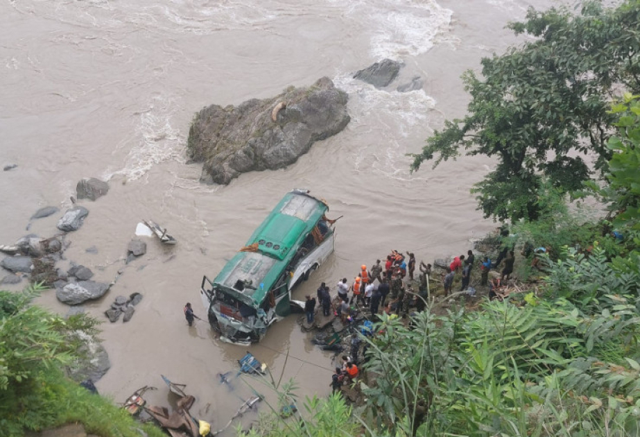 Nepalda sərnişin avtobusu çaya düşdü: 10 ölü